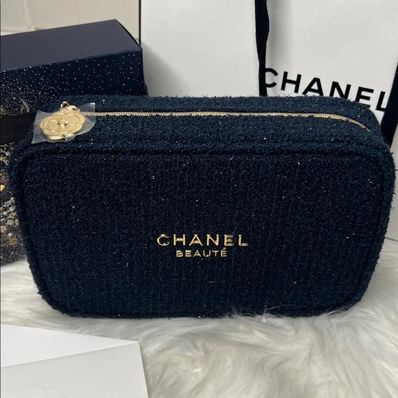 Chanel Limited Set:Serum, Lipstick, Cosmetic Bag, A Card, Ribbons & Shopping Bag - Picture 8 of 17